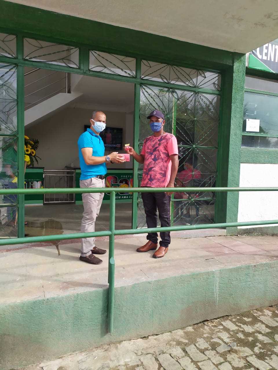 Camacã: Prefeito Paulo do Gás recebe funcionários com bombons
